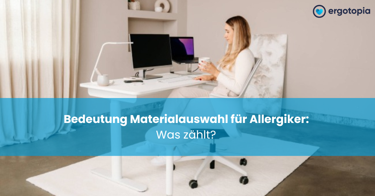 Frau sitzt mit Kaffeetasse an einem weißen Schreibtisch mit zwei Monitoren in hellem Homeoffice.