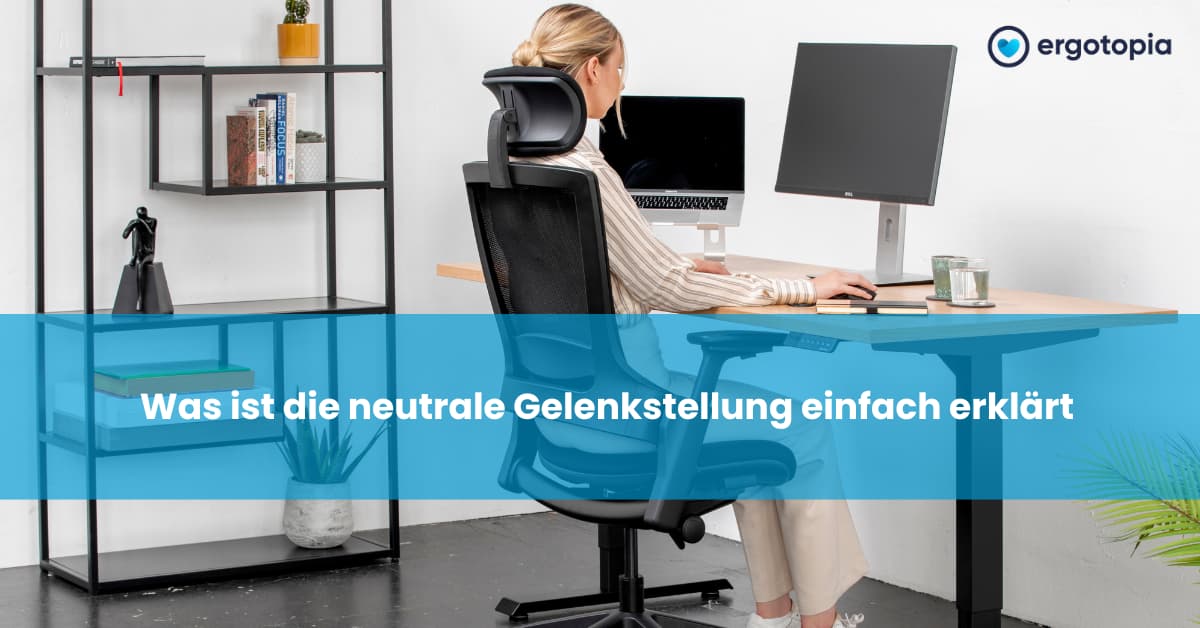 Frau sitzt ergonomisch im Bürostuhl mit Kopfstütze vor Dual-Monitor-Setup am Holzschreibtisch.