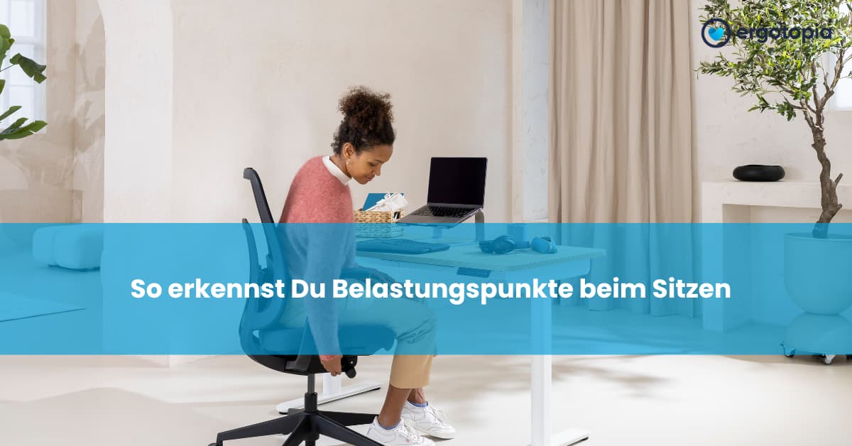 Frau sitzt leicht vorgebeugt am Laptop auf ergonomischem Bürostuhl im hellen Homeoffice.