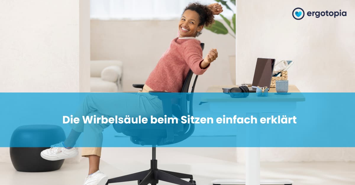 Frau streckt sich fröhlich im Bürostuhl – Wie funktioniert die Wirbelsäule beim Sitzen? im Alltag.