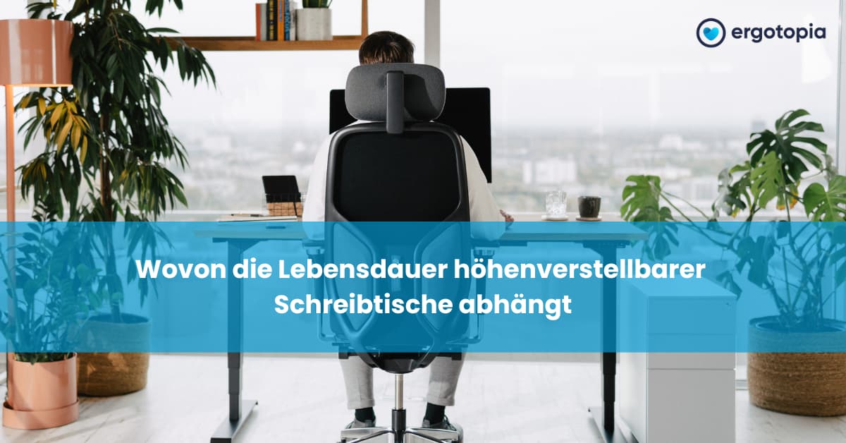 Mann sitzt von hinten im Bürostuhl mit Kopfstütze vor Monitor mit Panoramablick auf die Stadt.