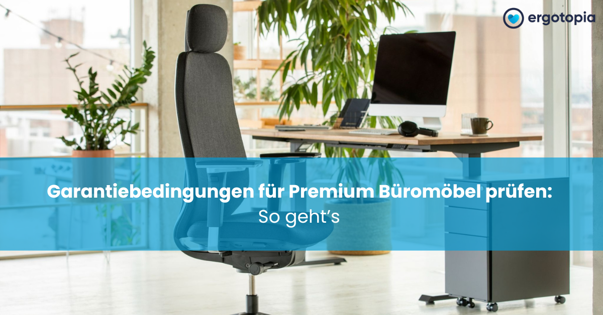 Schwarzer Bürostuhl mit Kopfstütze und Armlehnen vor einem Schreibtisch im lichtdurchfluteten Büro.