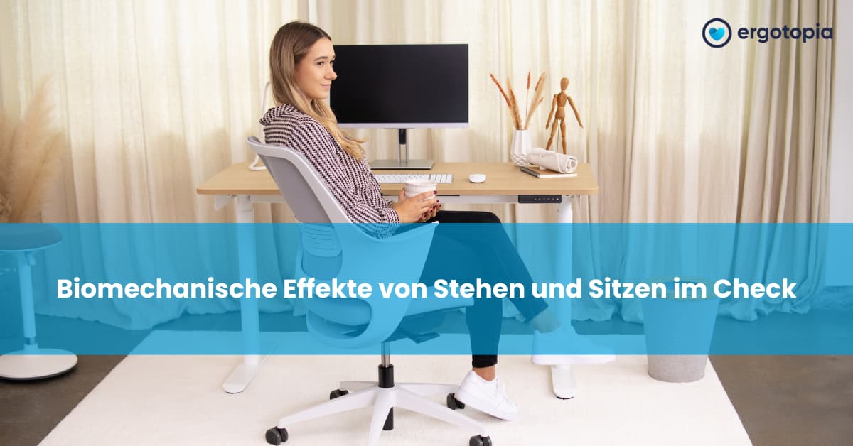 Frau sitzt entspannt im Bürostuhl mit Kaffee vor höhenverstellbarem Schreibtisch im Homeoffice.