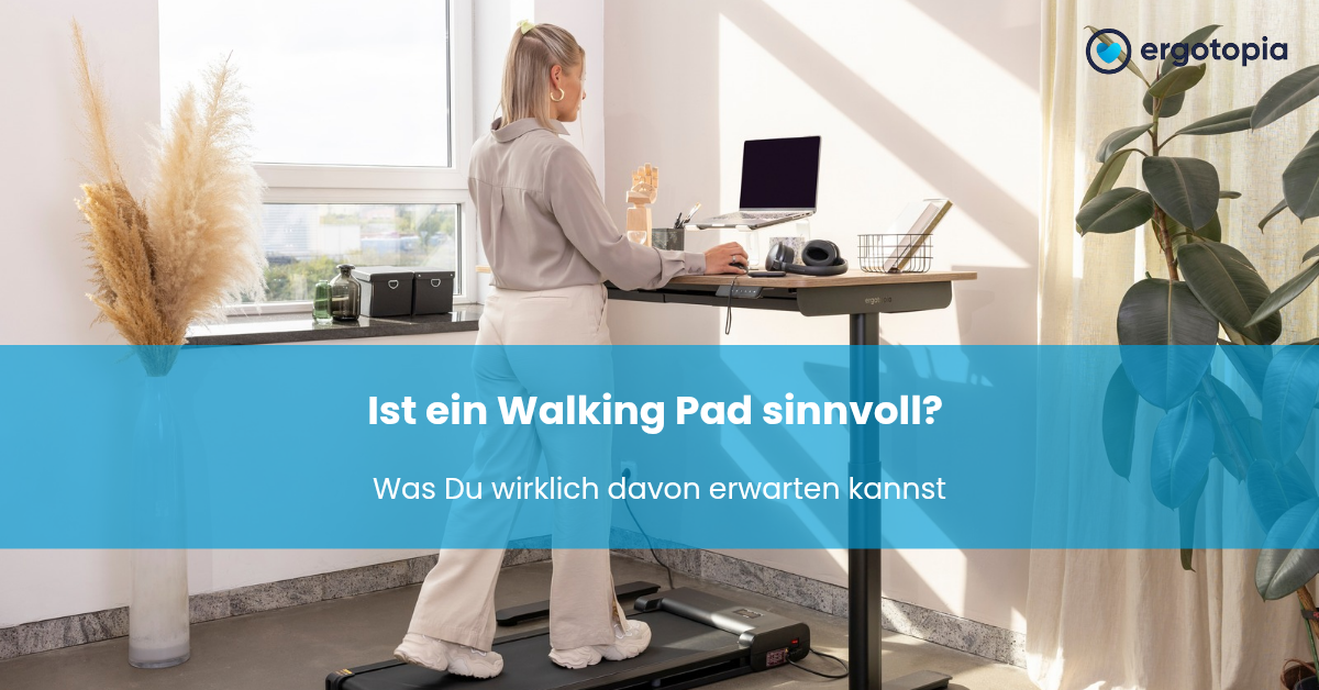 Frau arbeitet auf einem Walking Pad am höhenverstellbaren Schreibtisch im Homeoffice – ein modernes ergonomisches Setup für mehr Bewegung im Arbeitsalltag