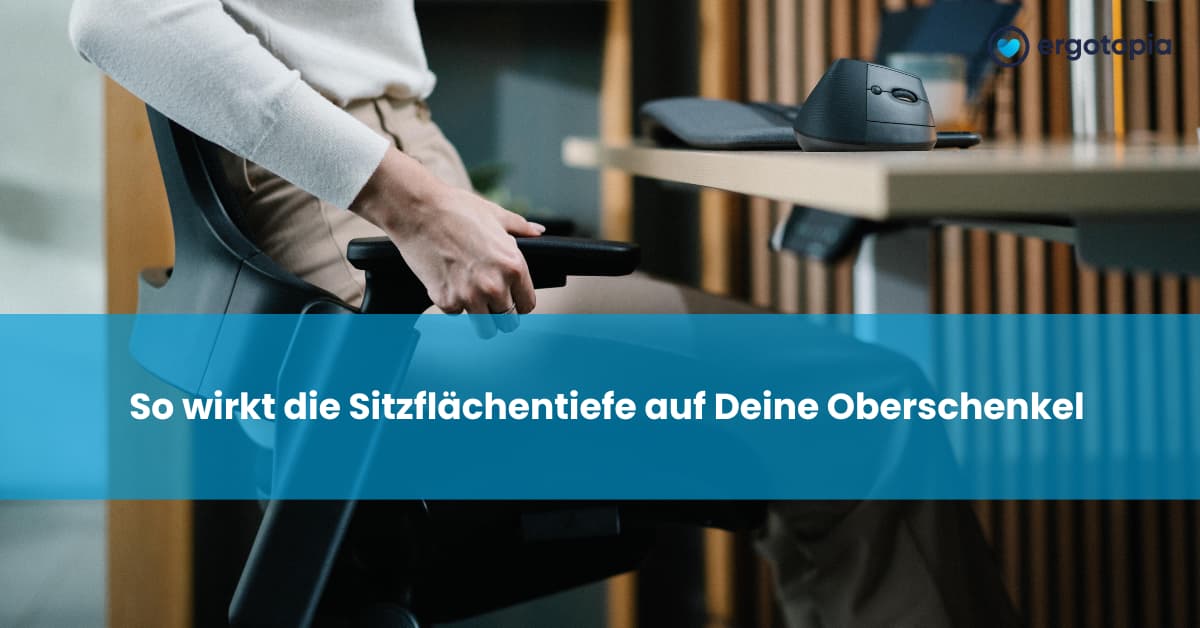 Nahaufnahme einer Person, die Armlehne eines schwarzen Bürostuhls am Holzschreibtisch einstellt.