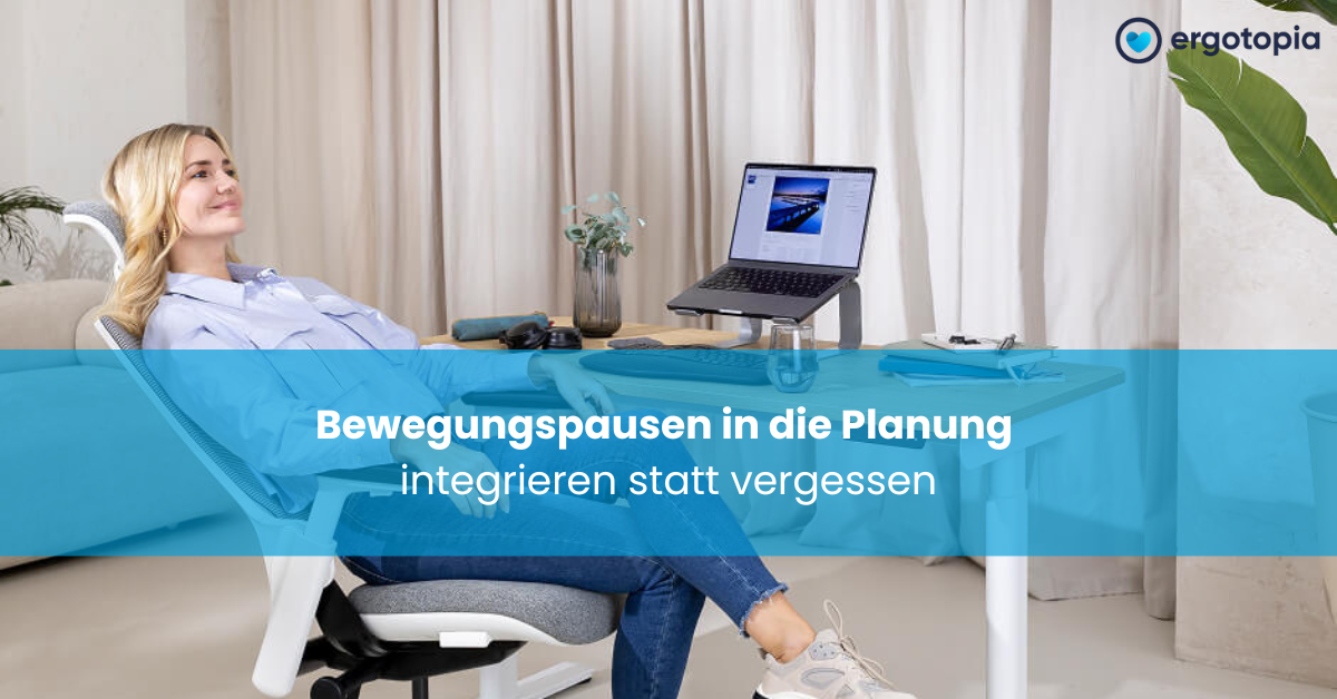 Frau sitzt entspannt im weißen Bürostuhl neben einem höhenverstellbaren Schreibtisch mit Laptop.