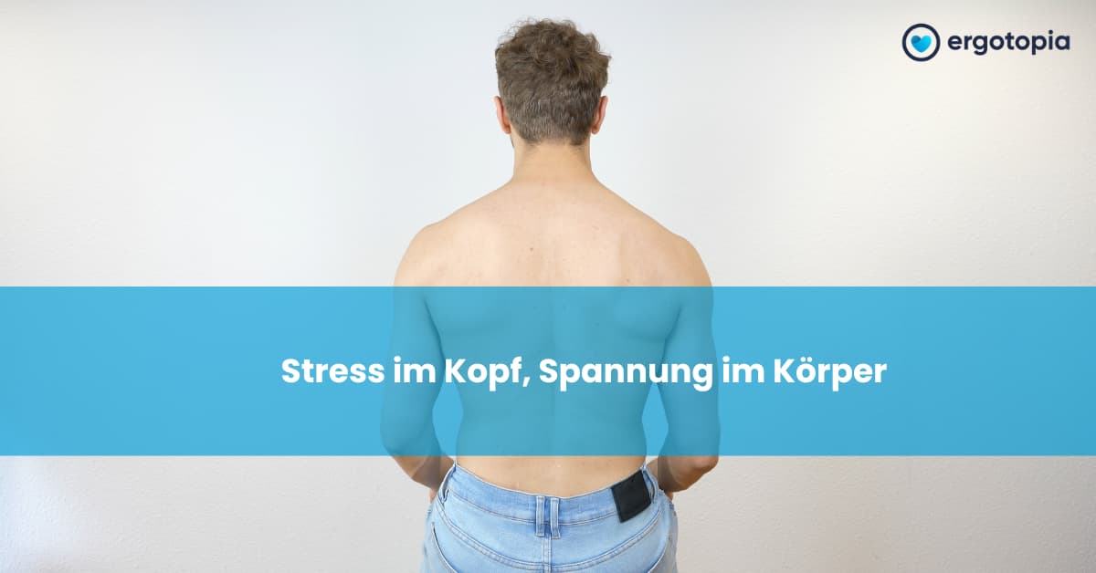 Mann von hinten zeigt verspannten Rücken – Zusammenhang zwischen Stress und Verspannungen im Körper.