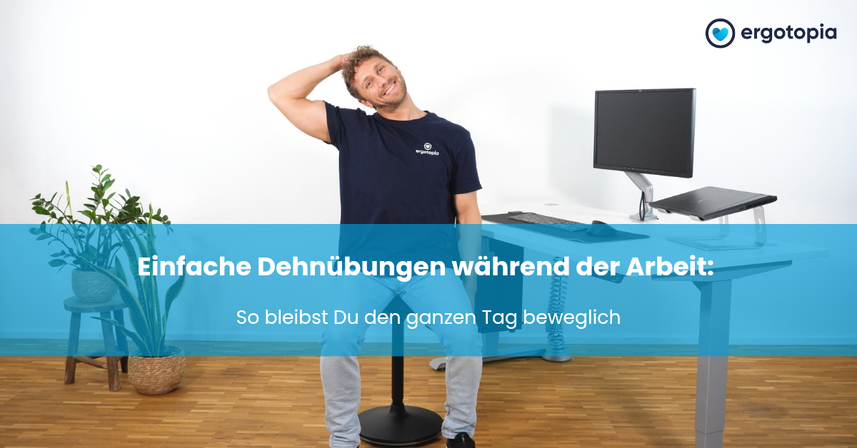 Mann macht eine Nacken-Dehnübung im Homeoffice neben einem höhenverstellbaren Schreibtisch mit Monitor und Pflanzen im Hintergrund.