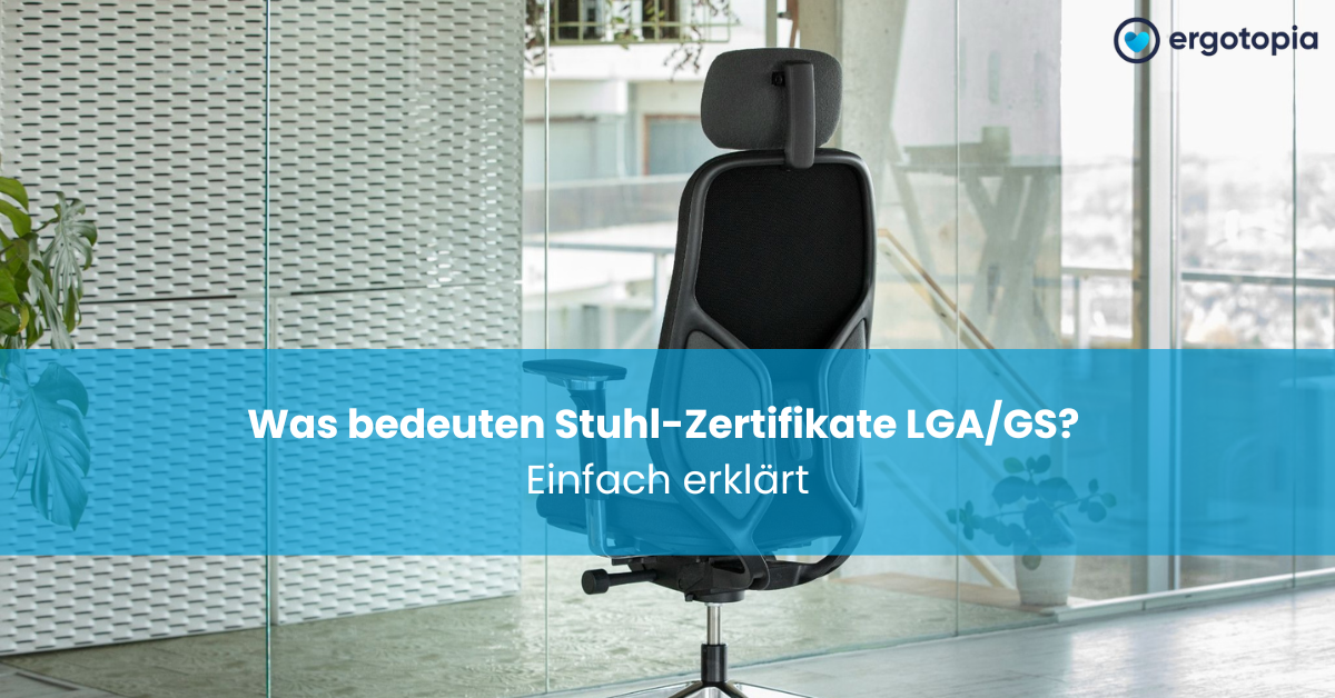 Schwarzer Bürostuhl mit hoher Rückenlehne, Kopfstütze und Aluminiumfußkreuz steht frei in einem Glasbüro mit Stadtblick.