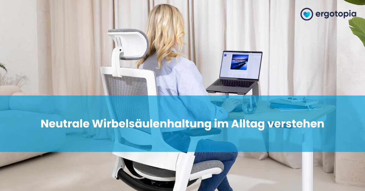 Frau sitzt gerade am Laptop – Was ist eine neutrale Wirbelsäulenhaltung? sichtbar im ergonomischen Setup.
