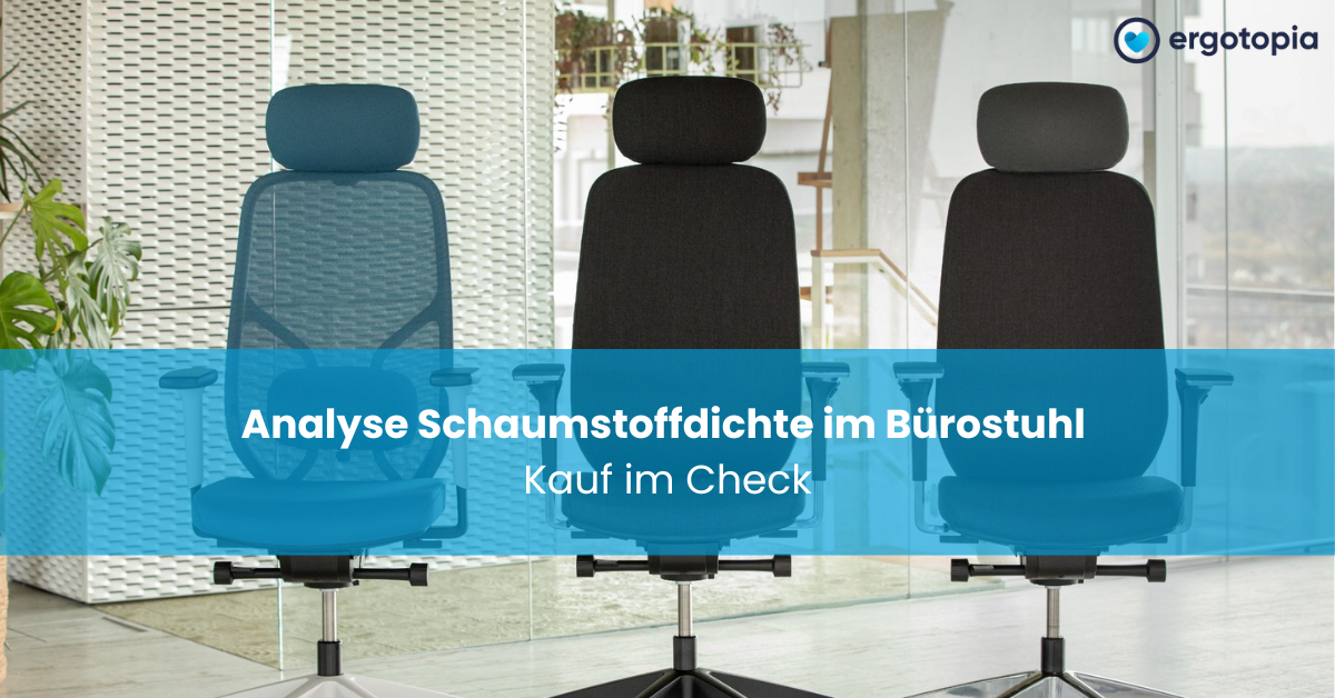 Drei Bürostühle mit Kopfstütze in unterschiedlichen Farben und Fußkreuzen stehen nebeneinander in einem hellen Glasbüro.