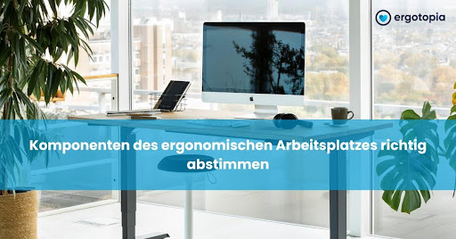 Aufgeräumter Schreibtisch mit Apple-Monitor, Tastatur und Tablet im hellen Büro mit Panoramafenster.