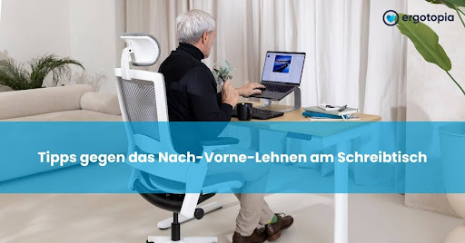 Mann sitzt aufrecht am Laptop – Tipps gegen das Nach-Vorne-Lehnen im ergonomischen Homeoffice-Setup.