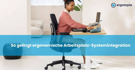 Frau arbeitet konzentriert am Laptop im schwarzen Bürostuhl an einem aufgeräumten hellen Homeoffice-Platz.