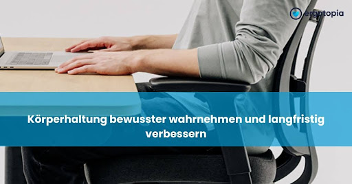 Person tippt am Laptop im Bürostuhl – Selbstwahrnehmung der Körperhaltung schulen beim Arbeiten am PC.