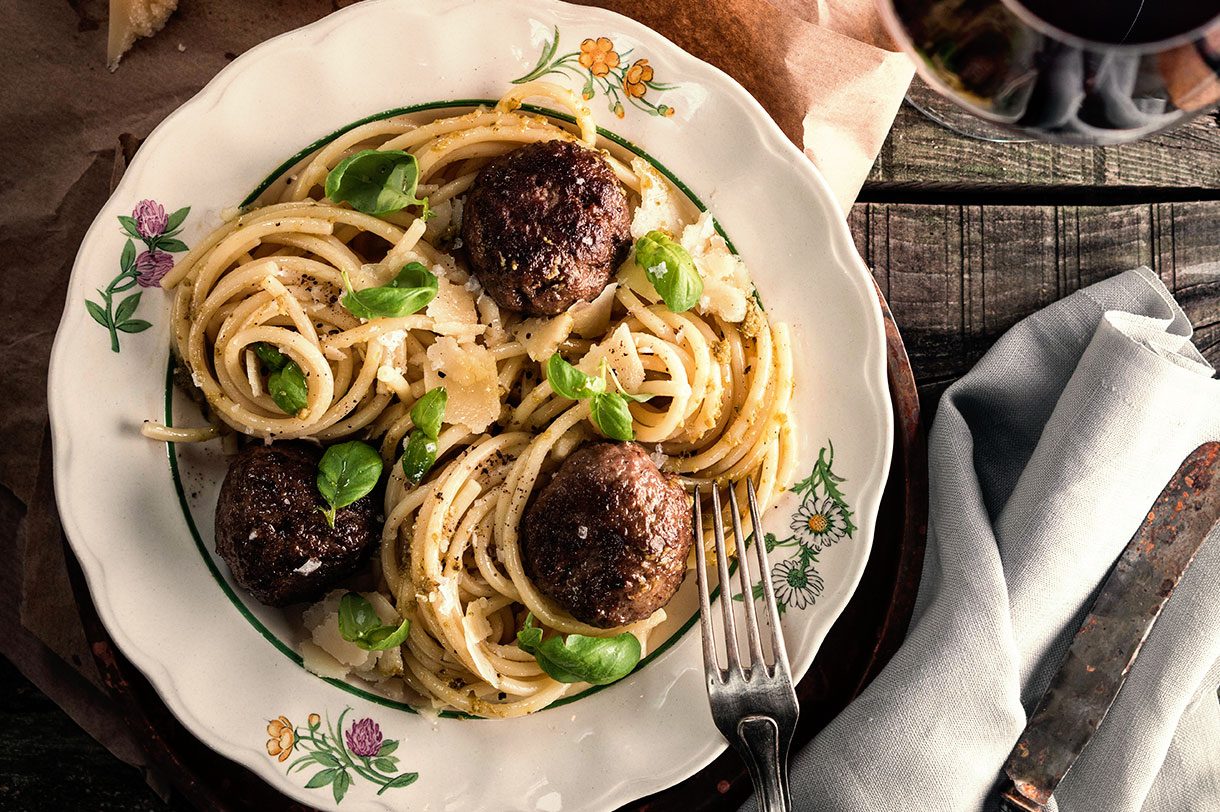 Örtkryddade köttbullar med pasta och gremolata