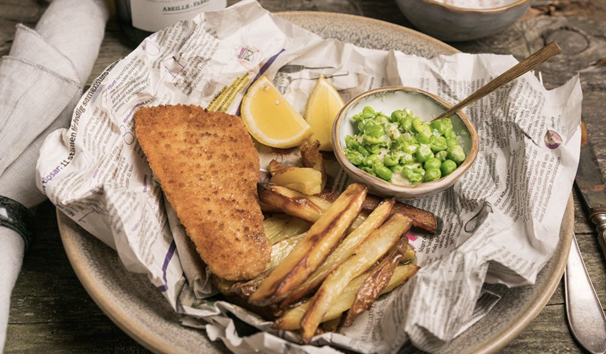 Fish & chips med dipp på gröna ärtor