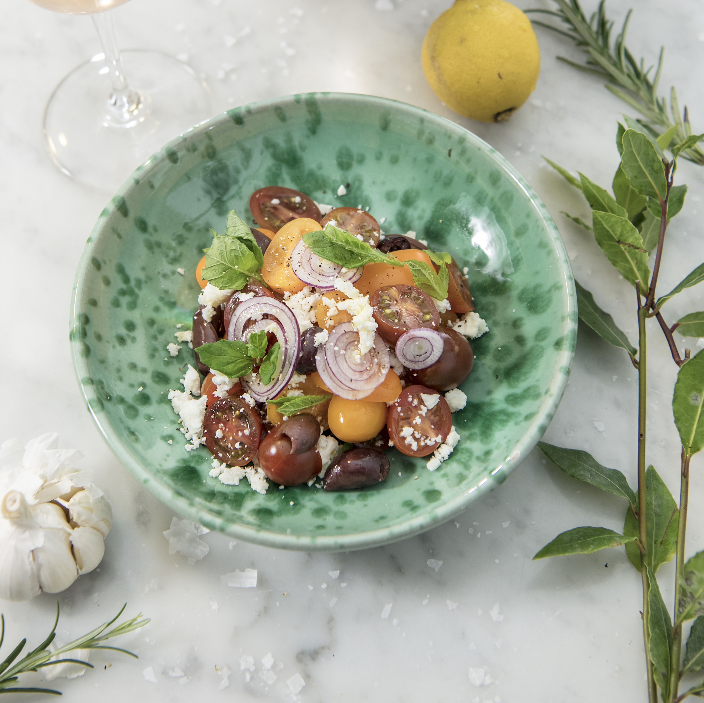 Tomatsallad med mynta, oliver och fetaost