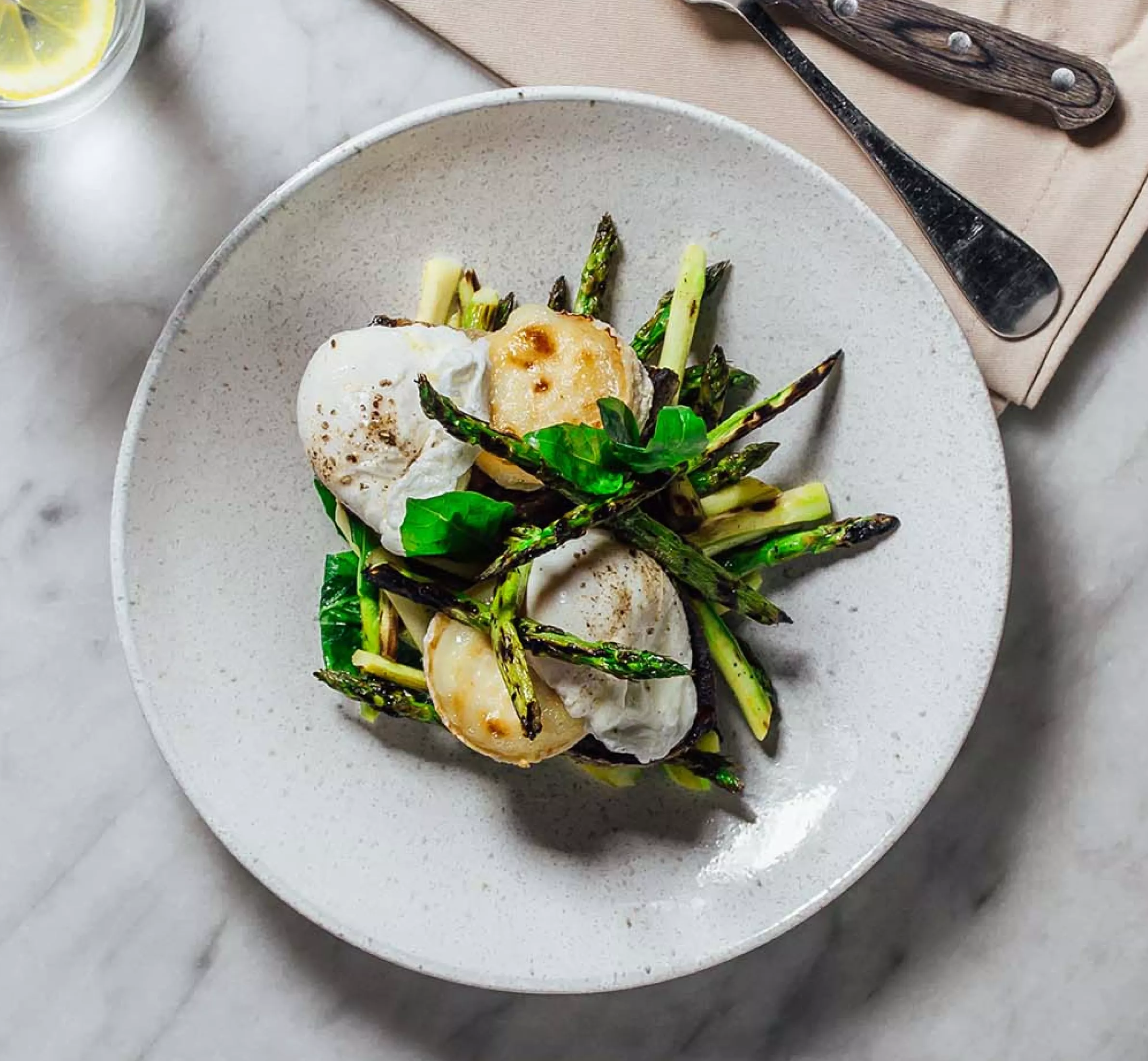 Sparris med getost och pocherat ägg