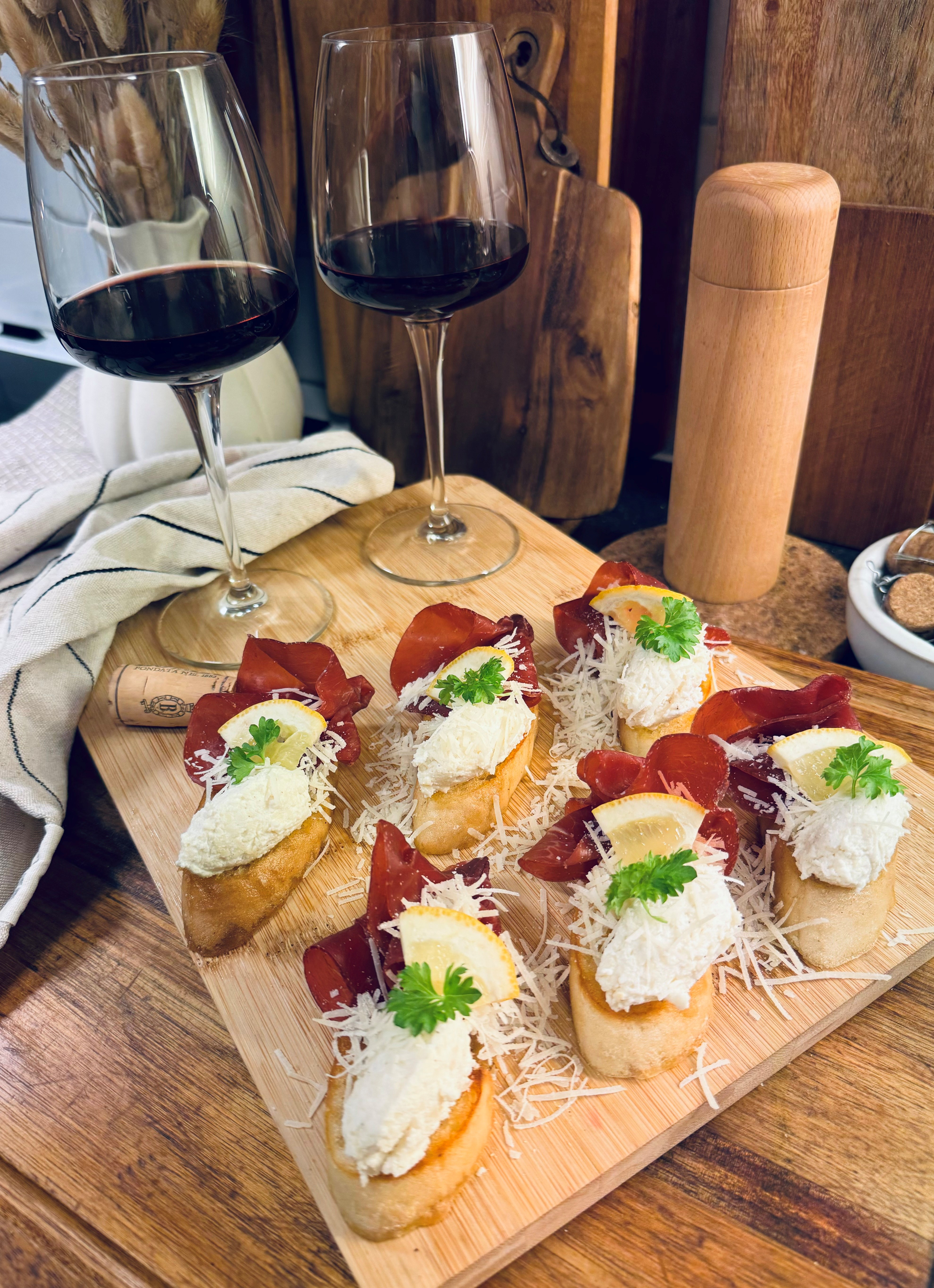 Snittar med bresaola & ricottakräm
