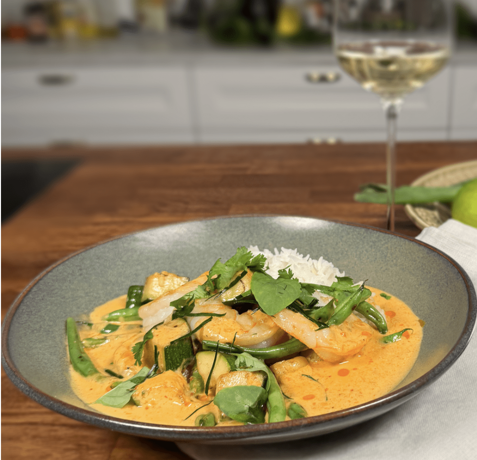 Röd curry med räkor, zucchini och gröna bönor — Ward Wines