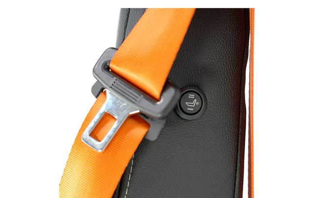 Siège UnitedSeats KST42/LGV90/C8 en cuir avec ceinture à trois points détail