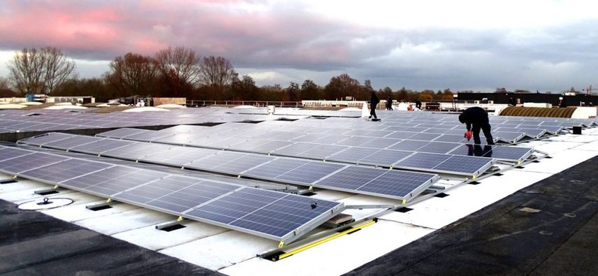 Zonnepanelen op het dak van EBLO in Zwijndrecht