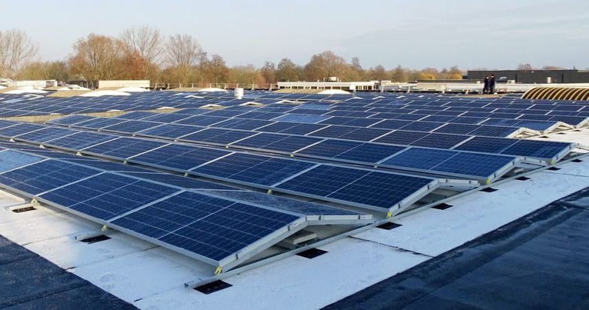 Zonnepanelen op het dak van EBLO in Zwijndrecht