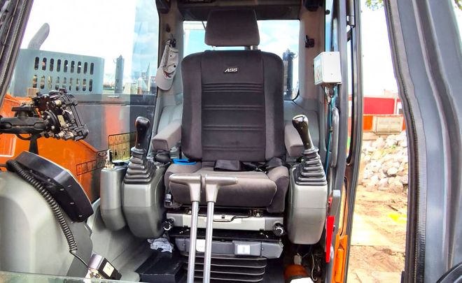 EBLO levert ASS Cargoline stoel voor Doosan rupskraan