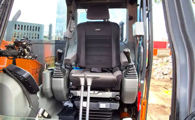 EBLO levert ASS Cargoline stoel voor Doosan rupskraan