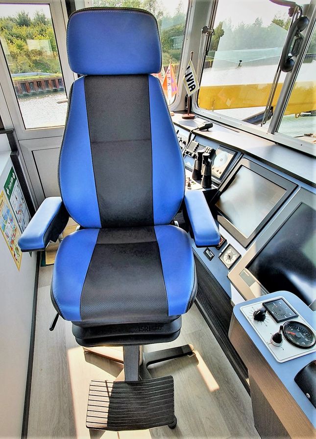 Sedile di comando nei colori della nave