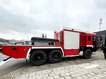 Verbouwde brandweerwagen tot camper met ISRI stoelen
