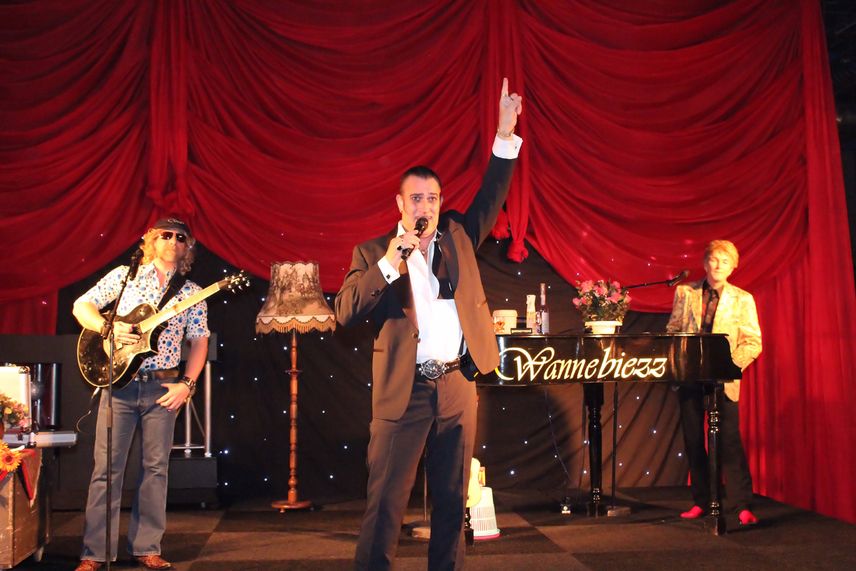 Feest tijdens de opening van EBLO Seating op 14 november 2014