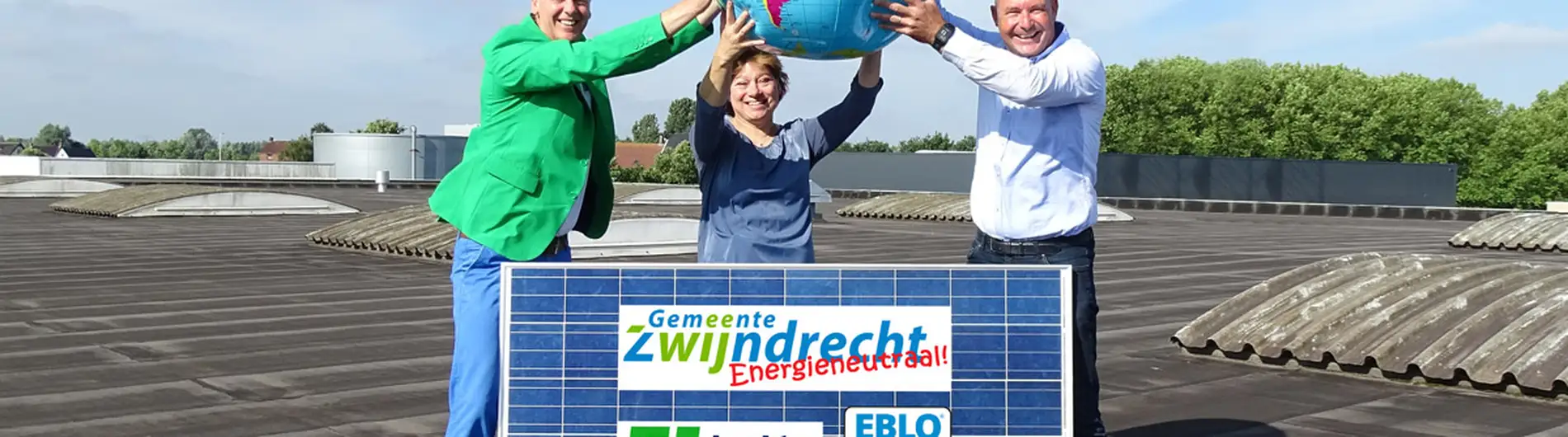 Zonnepanelen op het dak van EBLO met logo's
