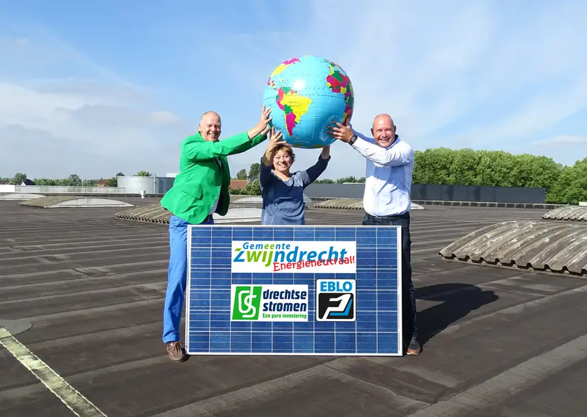 Zonnepanelen op het dak van EBLO met logo's