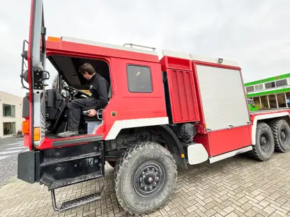 Verbouwde brandweerwagen tot camper met ISRI stoelen