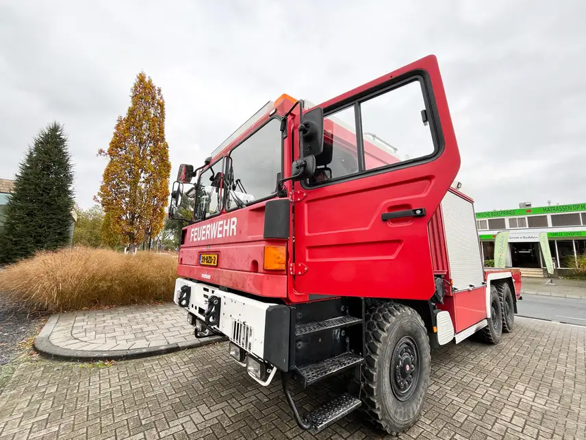 Verbouwde brandweerwagen tot camper met ISRI stoelen
