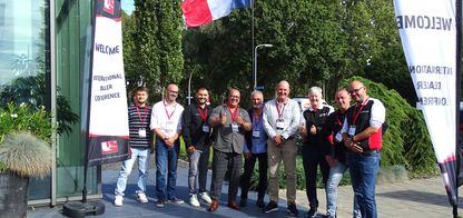 Foto UnitedSeats-Händler vor dem EBLO-Gebäude