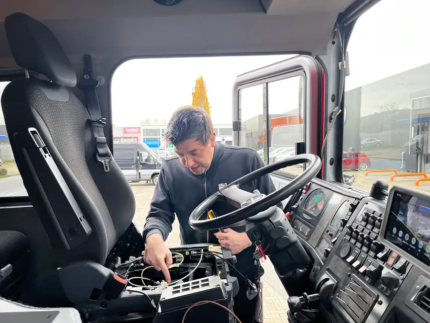 Verbouwde brandweerwagen tot camper met ISRI stoelen