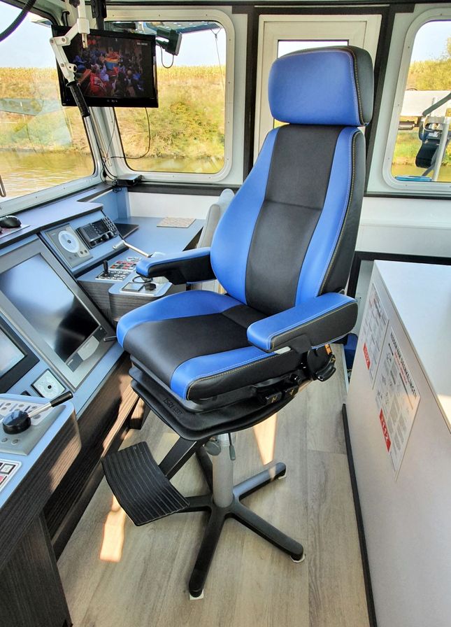 Sedile di comando nei colori della nave