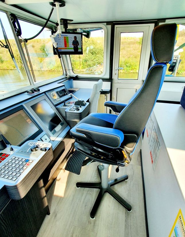 Sedile di comando nei colori della nave