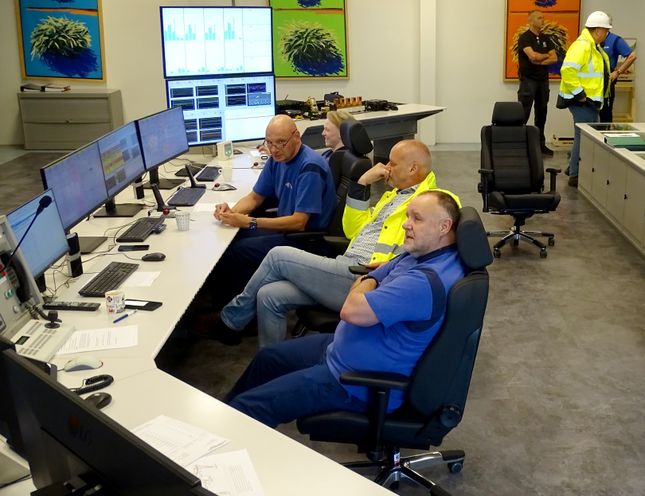 Geconcentreerd werken op een ergonomische 24-uurs stoel