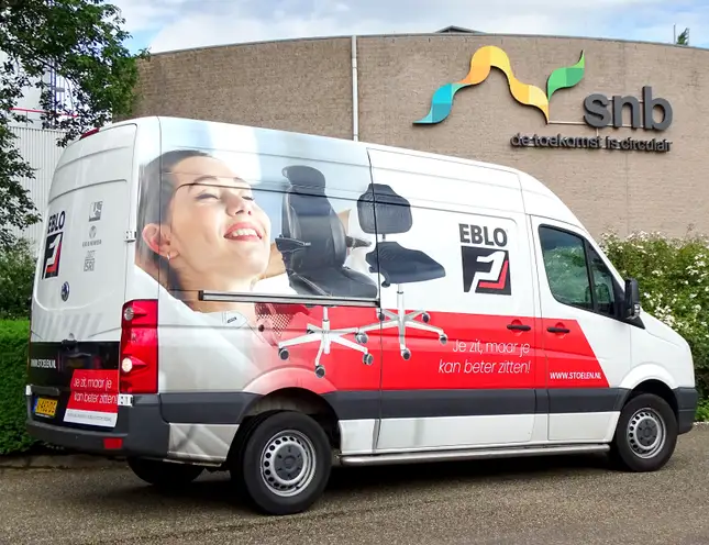 Geconcentreerd werken op een ergonomische 24-uurs stoel