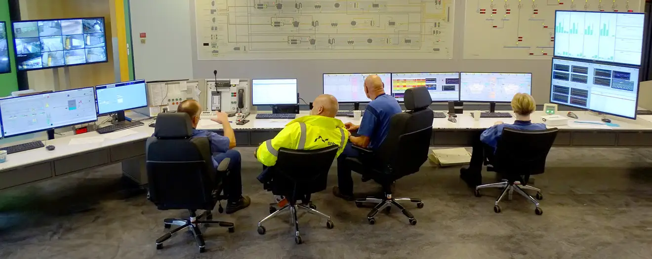 Geconcentreerd werken op een ergonomische 24-uurs stoel