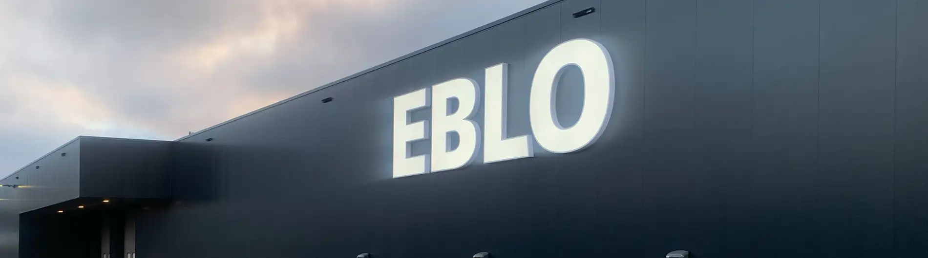 EBLO renoviert Gebäudefassade
