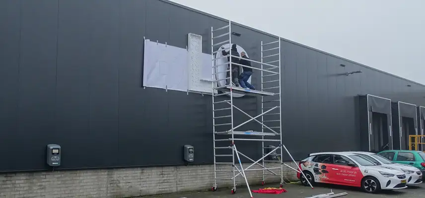 EBLO renoviert Gebäudefassade