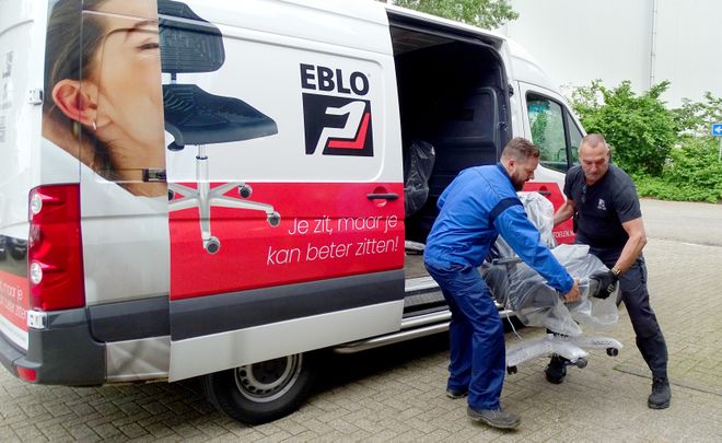 Geconcentreerd werken op een ergonomische 24-uurs stoel