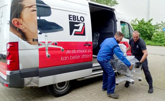 Geconcentreerd werken op een ergonomische 24-uurs stoel