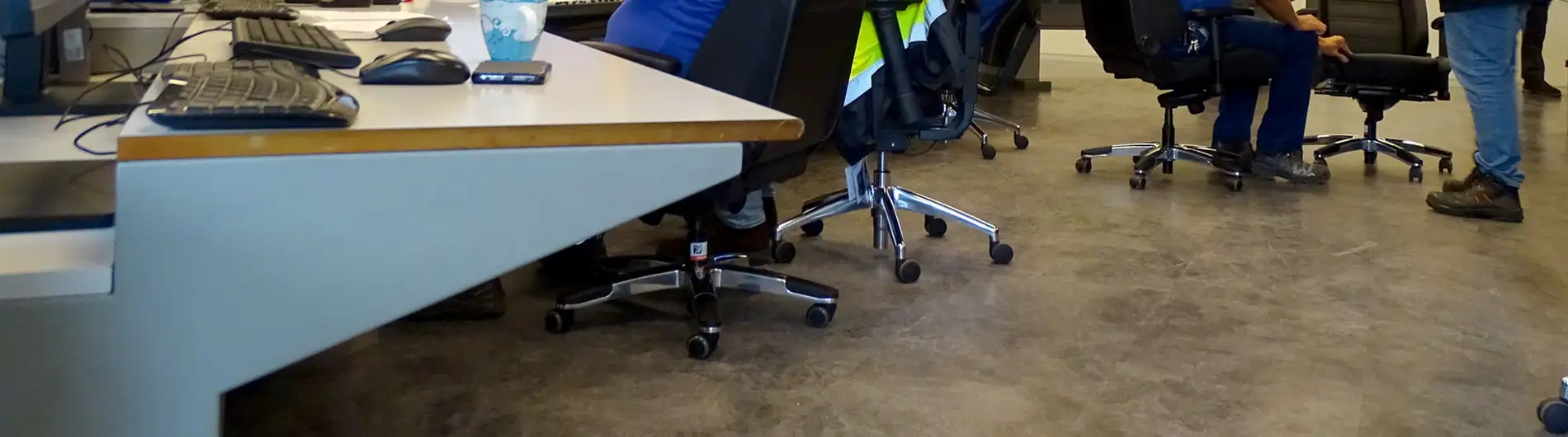 Geconcentreerd werken op een ergonomische 24-uurs stoel