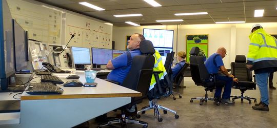 Geconcentreerd werken op een ergonomische 24-uurs stoel